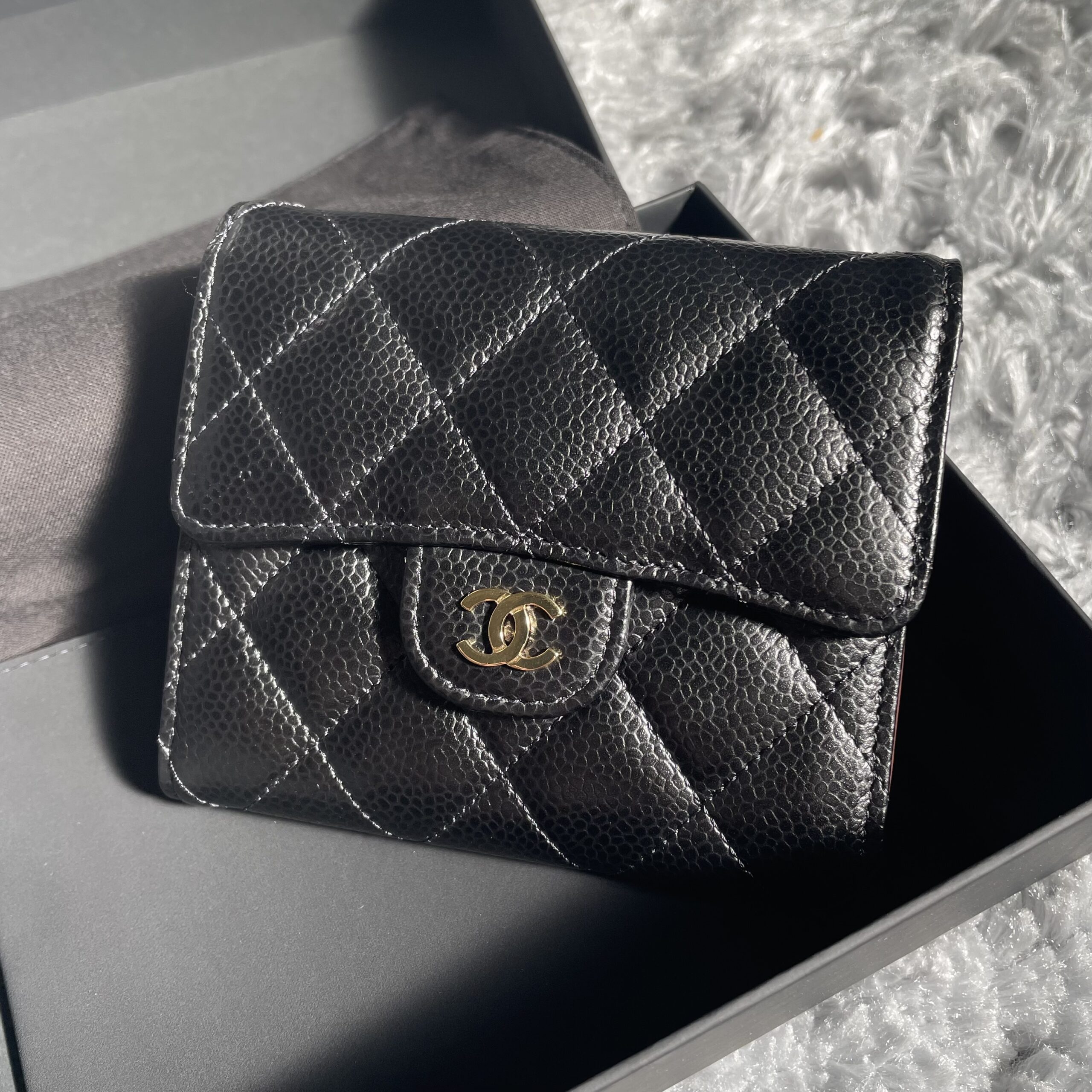 16061016637040416577601820_1 《シルエットとロゴが可愛い♪》CHANEL マトラッセ三つ折り財布 - 画像 (1)