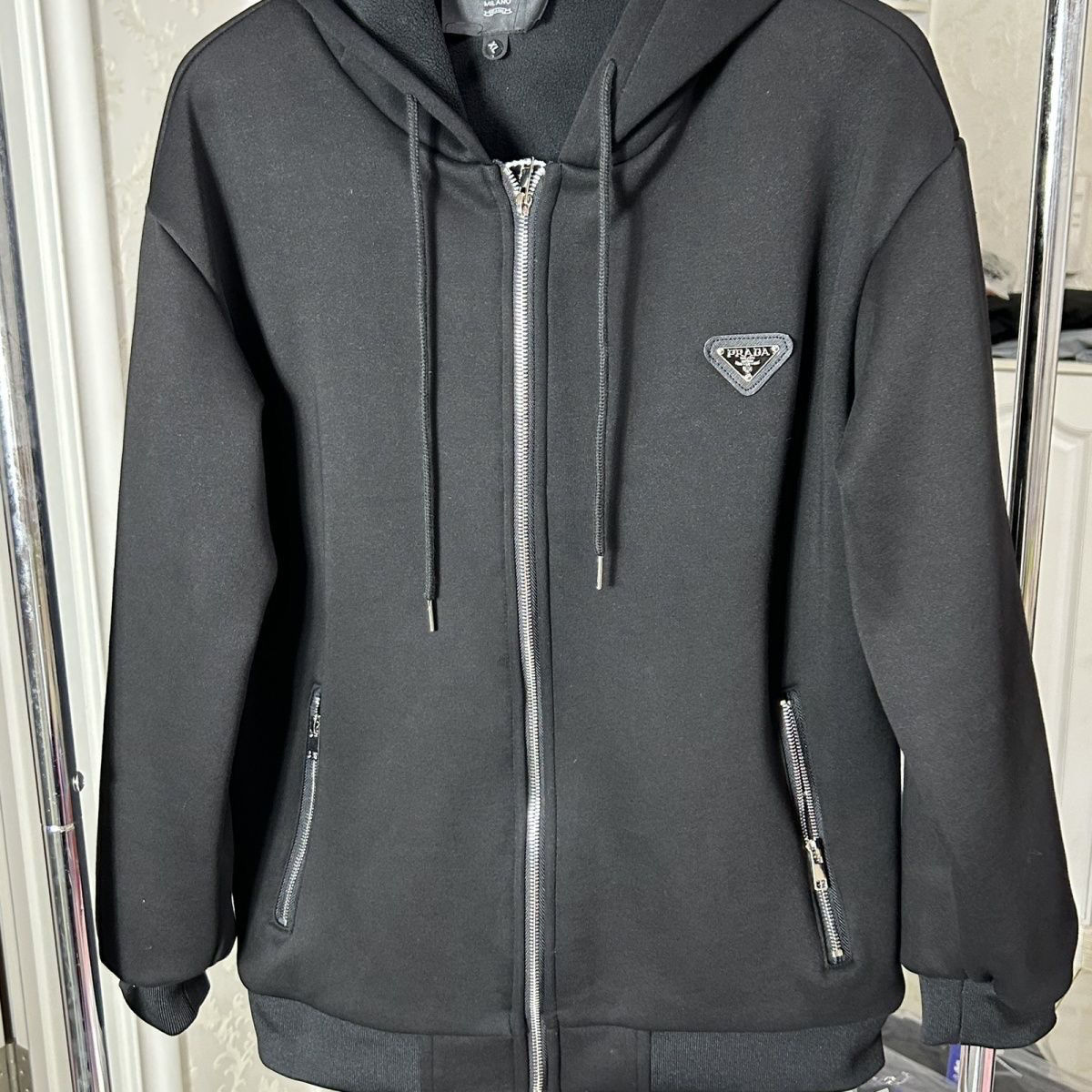 16061805873625539638911820_1 PRADA 逆三角柳釘連帽プリントスウェットコート パーカー - 画像 (1)