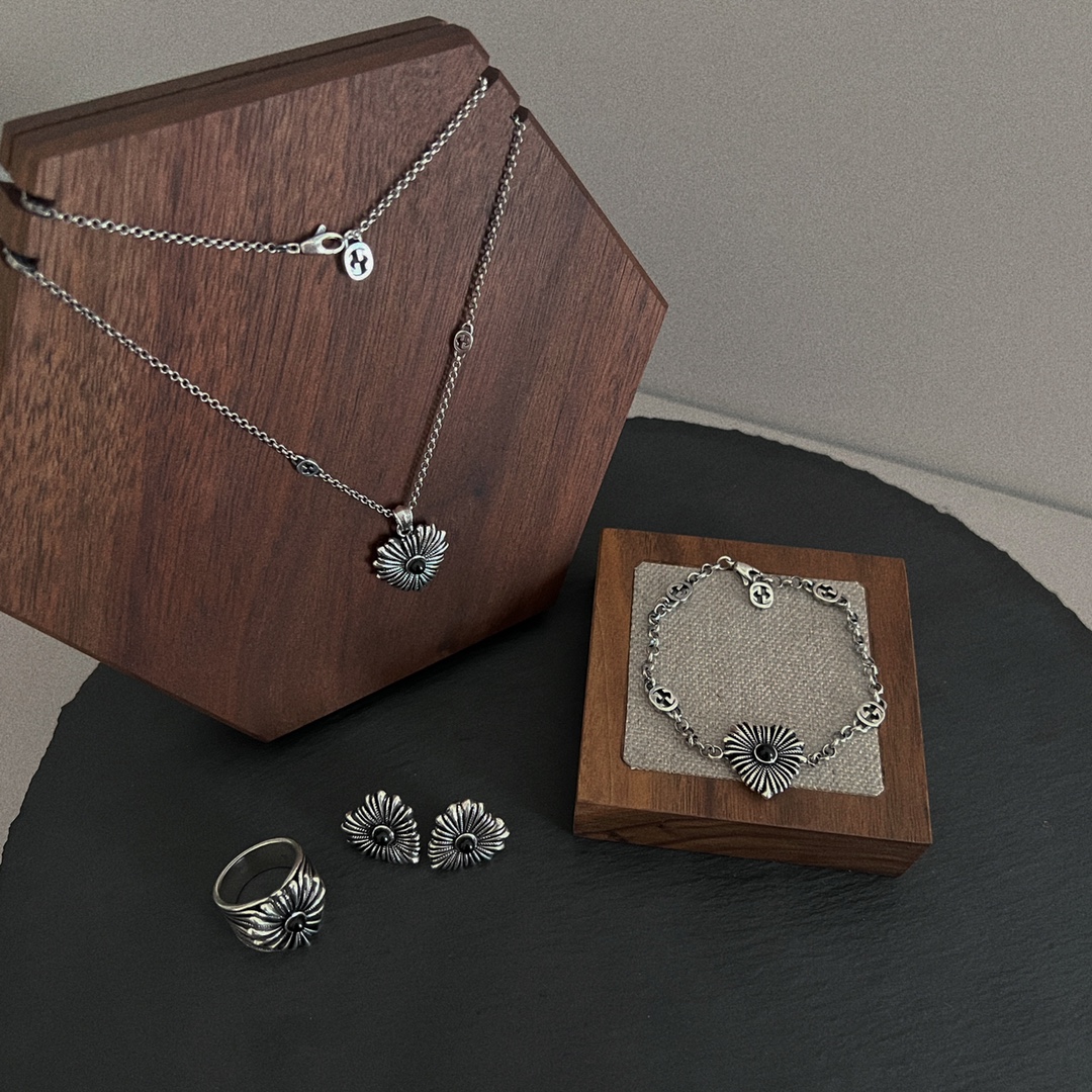 16063473232814315967301820_1 【高品質】【国内発送/直営店】GUCCI グッチ ハートペンダントトップネックレス 男女兼用 - 画像 (1)