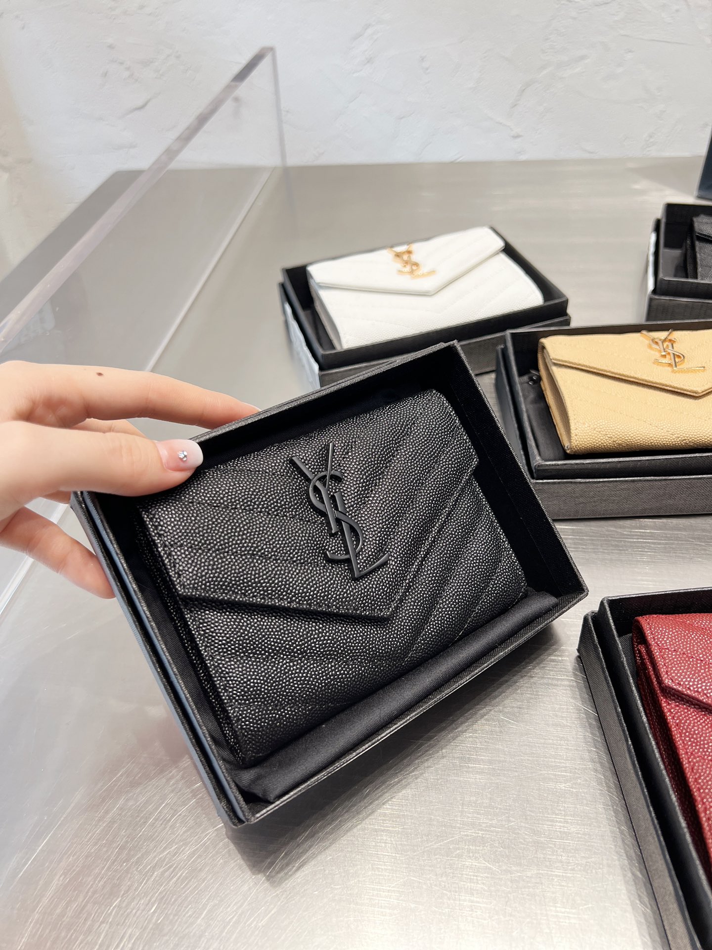 16066574234137728201981820_1 【高品質】【Saint Laurent】モノグラム スモール エンベロープウォレット - 画像 (1)