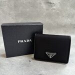 【高品質】PRADA ナイロンxサファイアーノ 二折り財布 トライアングルロゴ