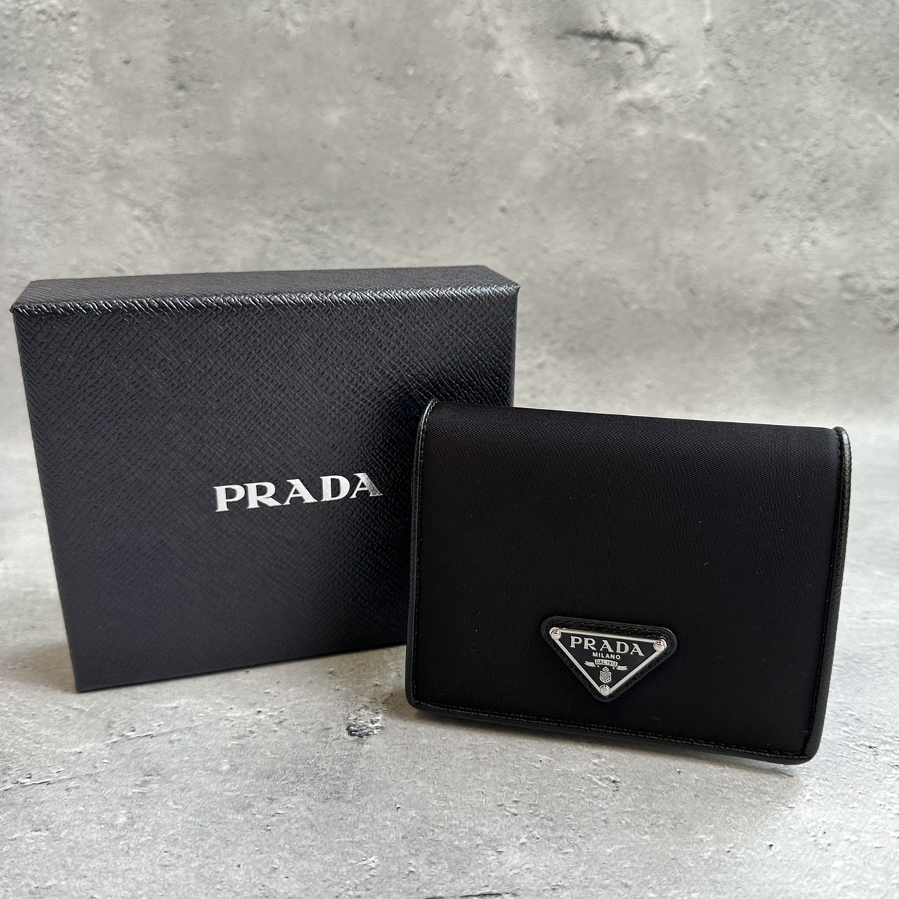 16069532397310488163581820_1 【高品質】PRADA ナイロンxサファイアーノ 二折り財布 トライアングルロゴ - 画像 (1)