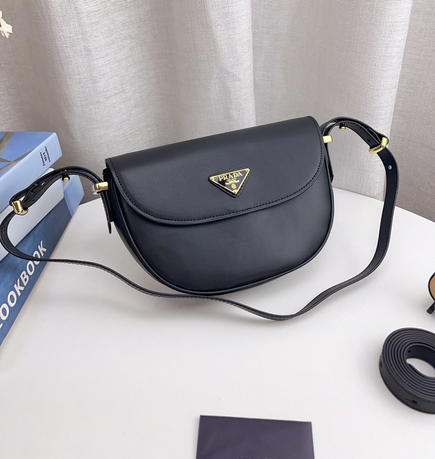 16069857890979532426391820_1 PRADA 25’新作 フラップ付 プラダ アーケ レザー ショルダーバッグ - 画像 (1)