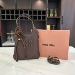 【新着】MiuMiu アイビー レザー ハンドバッグ