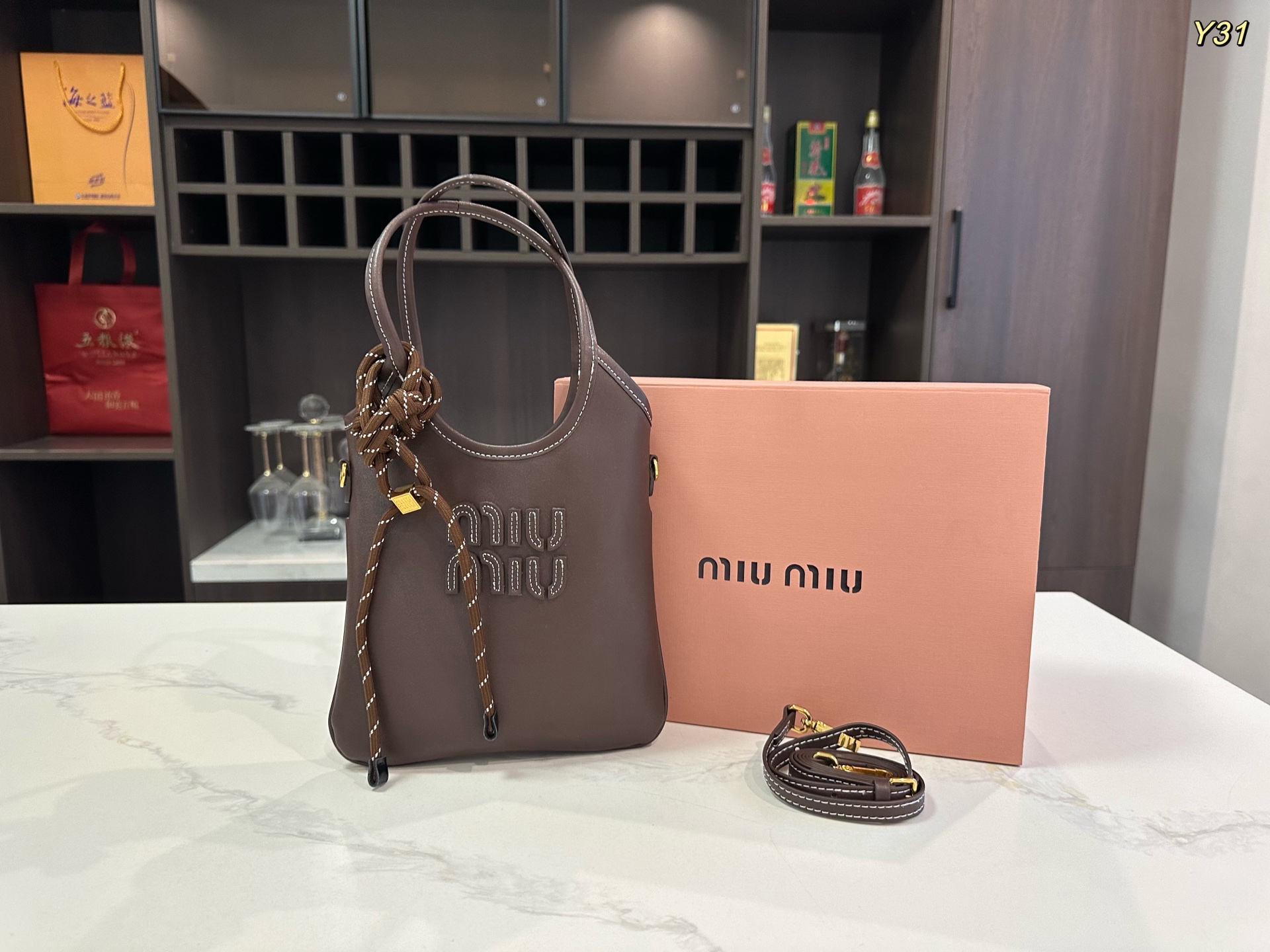 16069885032986604127631820_1 【新着】MiuMiu アイビー レザー ハンドバッグ - 画像 (1)