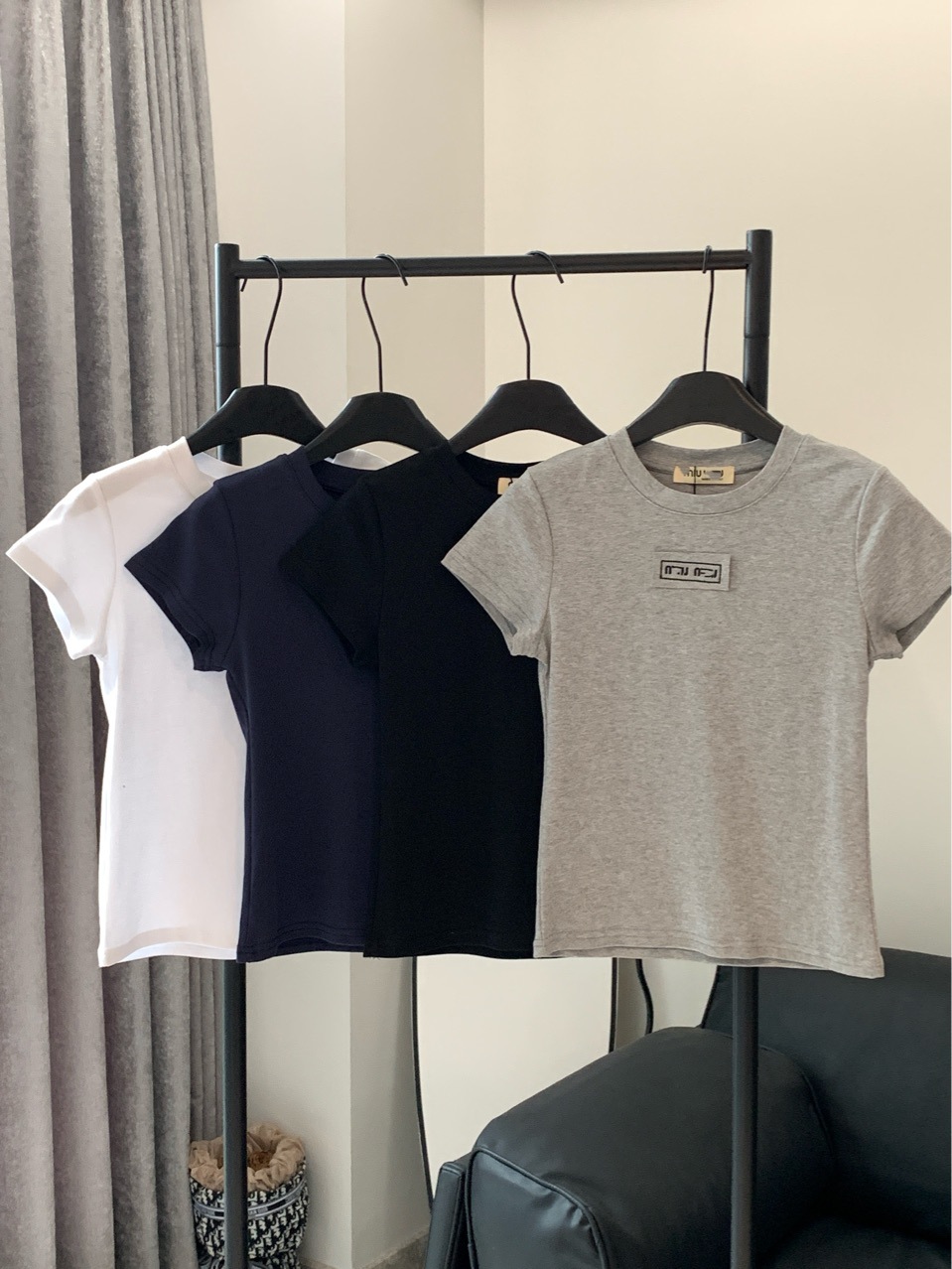 16069988056192650282461820_1 MIUMIU 2025春夏新作 クラシックアップリケ刺繍文字入り 半袖レディースTシャツ 4色 - 画像 (1)