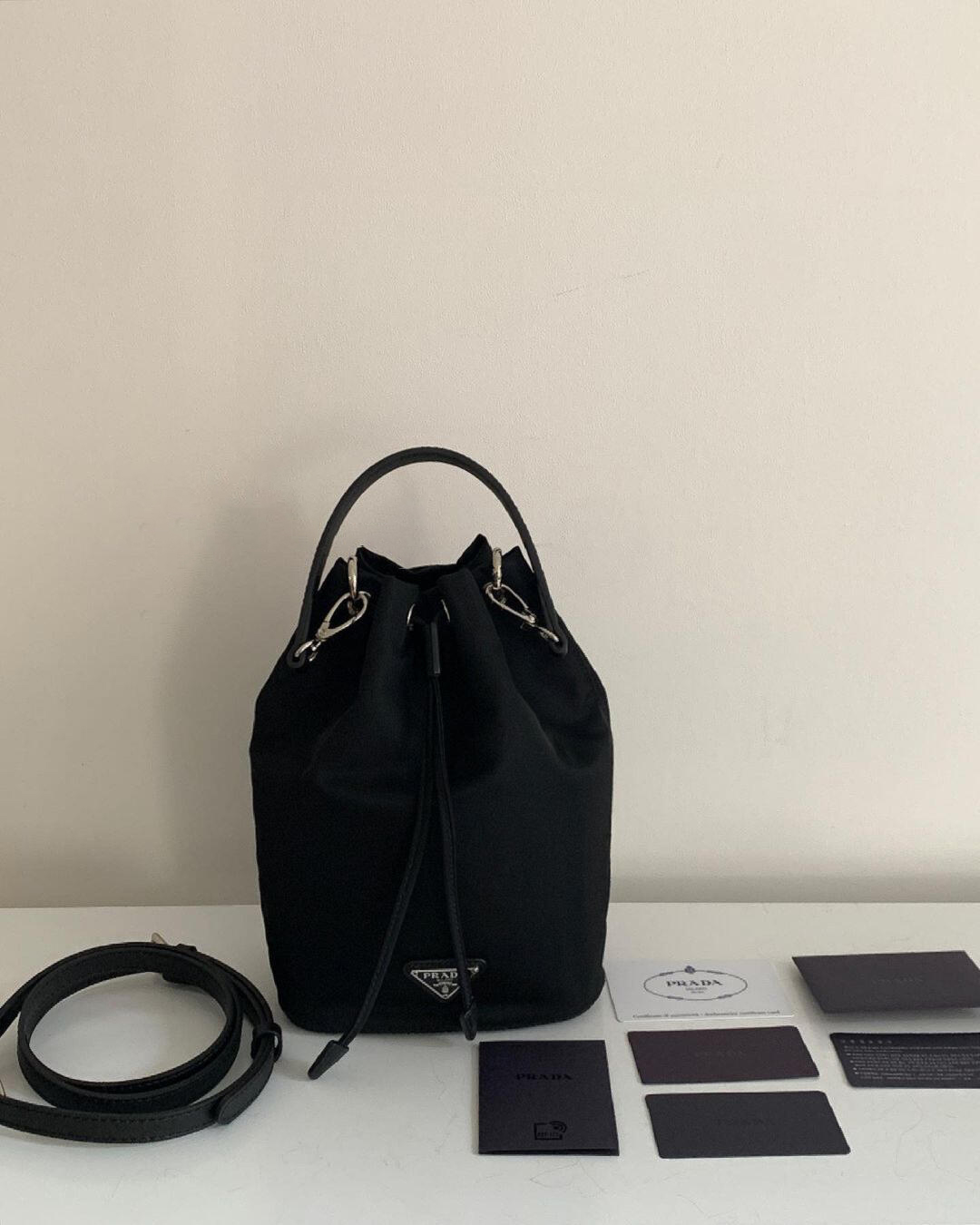 16069996836515257217561820_1 【大人気】PRADA ナイロン 巾着ポーチ 三角ロゴ 1NA369 - 画像 (1)