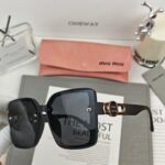 🍒MIUMIU 25新作✨サングラス 紫外線99%カット、旅行やお出かけのコーディネートに最適 M59905