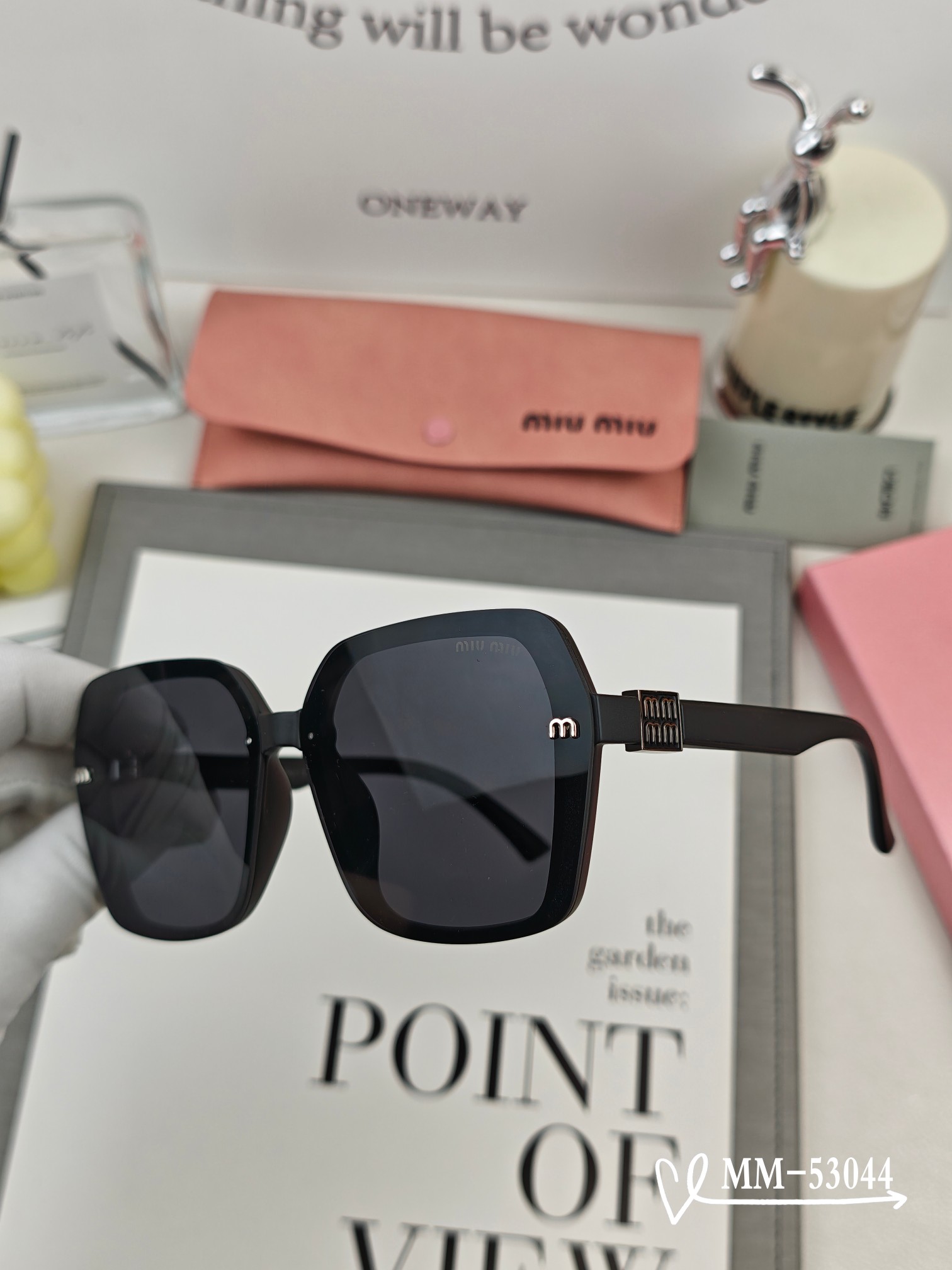 16070027265689474016631820_1 MIUMIU 2025年新作✨サングラス 紫外線99%カット、旅行や普段使いのコーディネートに最適 M53044 - 画像 (1)