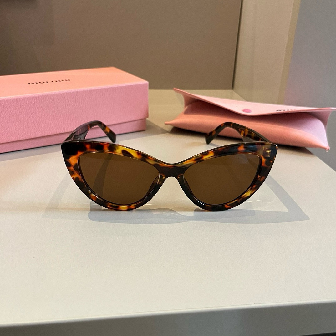 16070027719707446974621820_1 MIUMIU/ミュウミュウ 2024年新作 サングラス キャットアイ 旅行の必需品 人気スター愛用モデル M376646 - 画像 (1)