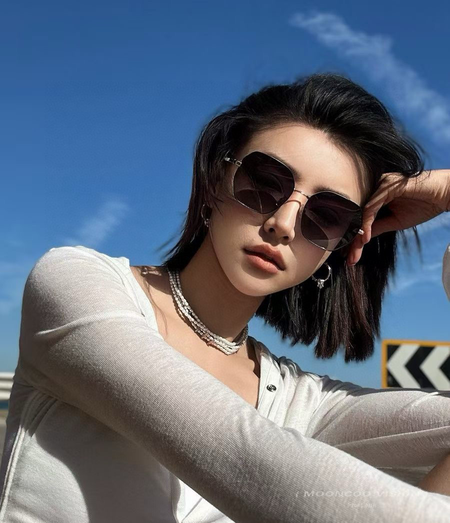 16070061776475298702031820_1 【CHANEL】シャネル 2025年新作トレンド 大人気 ファッションスクエア 偏光サングラス CH5640 - 画像 (1)