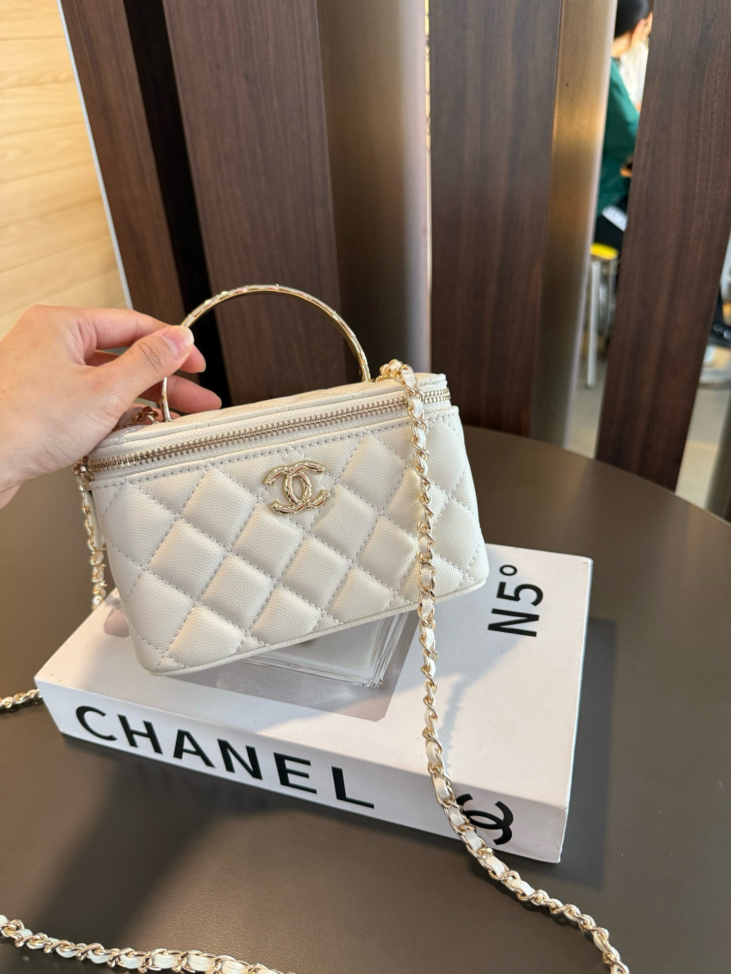 16070113695308162494831820_1 【新作】シャネル 25S ココクラッシュ ハンドル付きボックスバッグ 9875 キャビアスキン - 画像 (1)