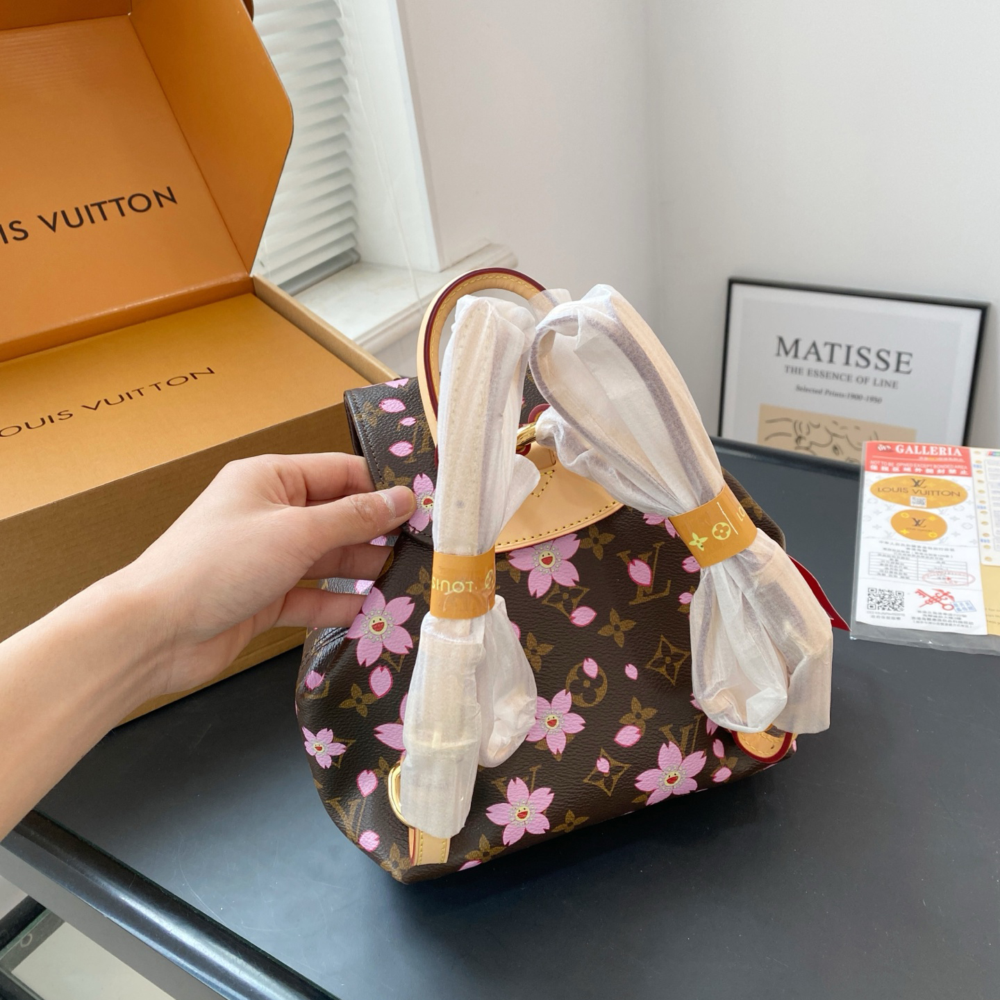 16070201129582616097911820_1 Louis Vuitton チェリーブロッサム 2025新作「ルイ・ヴィトン × 村上隆」DUMA ナップサック - 画像 (1)