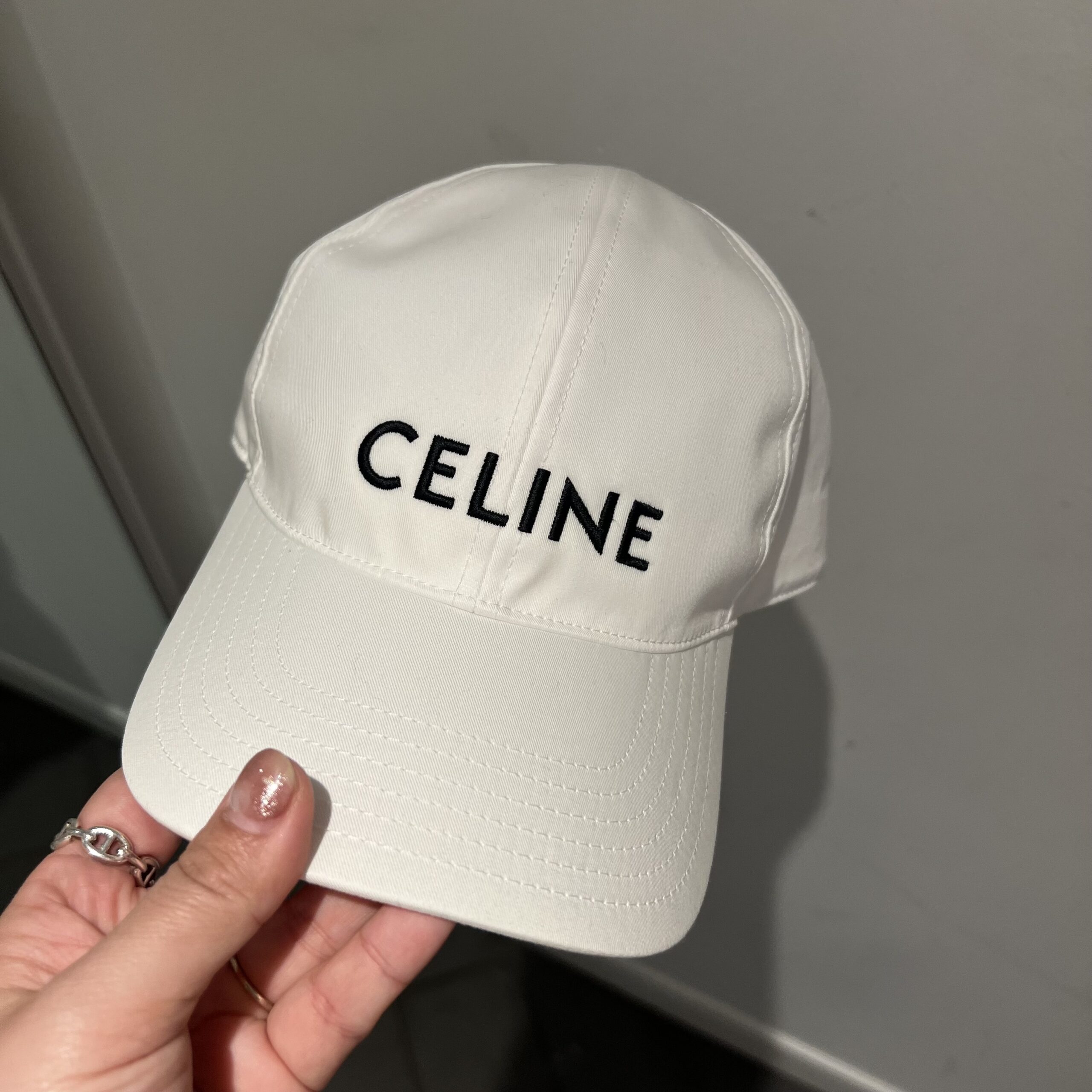 16070263449644483684291820_1 【CELINE】円安こそアウトレットで!ベースボールキャップ ロゴ 男女兼用 - 画像 (1)