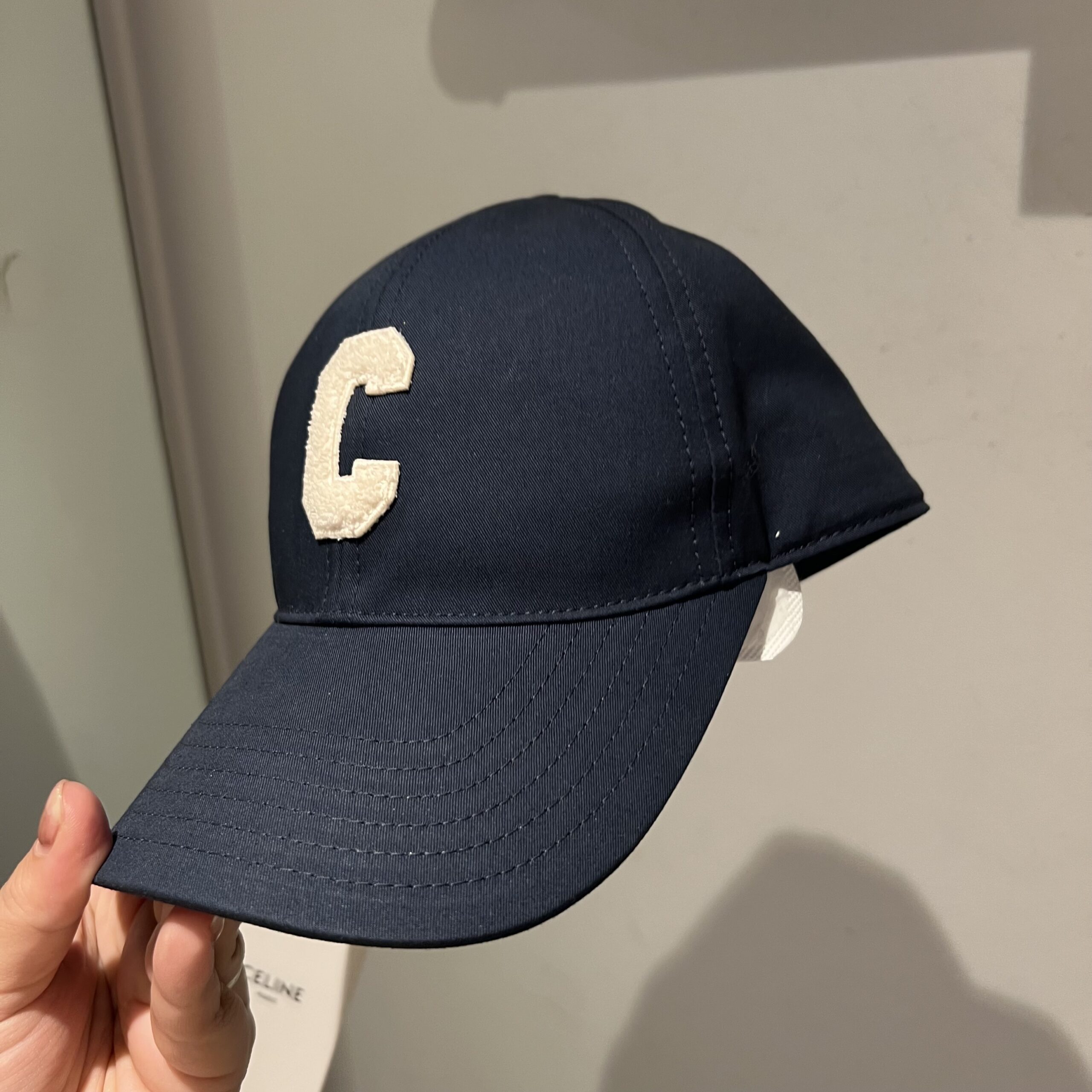 16070263482968228965891820_1 【CELINE】円安こそアウトレットで!ベースボールキャップ Cロゴ 男女兼用 - 画像 (1)