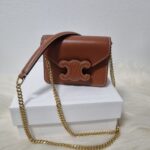 １点限り♪【CELINE直営店買付】CARD HOLDER ON CAHIN TRIOMPHE