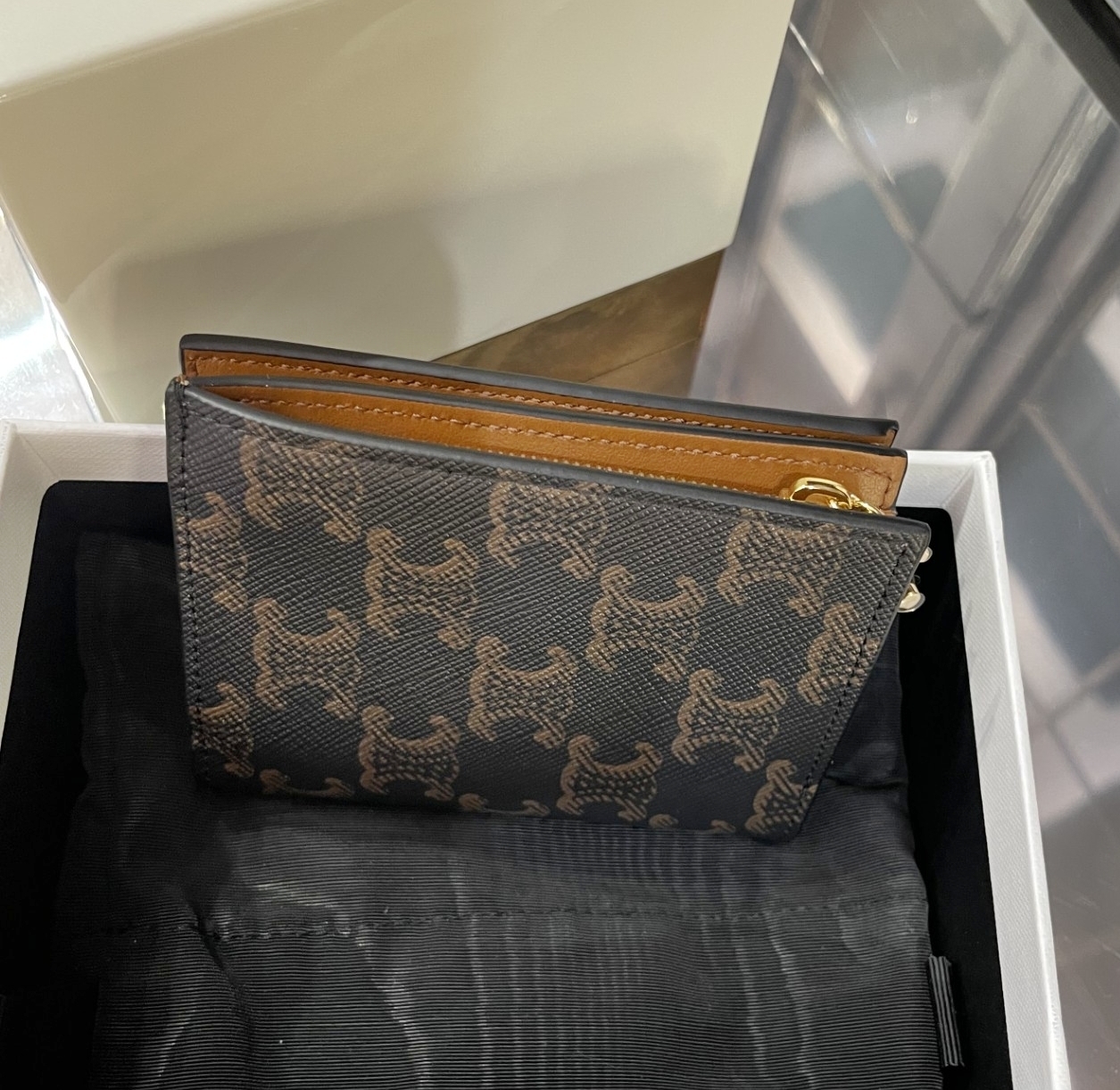 16070263909885293866261820_1 CELINE★コンパクトウォレット トリオンフチャーム♪★関税込み - 画像 (1)