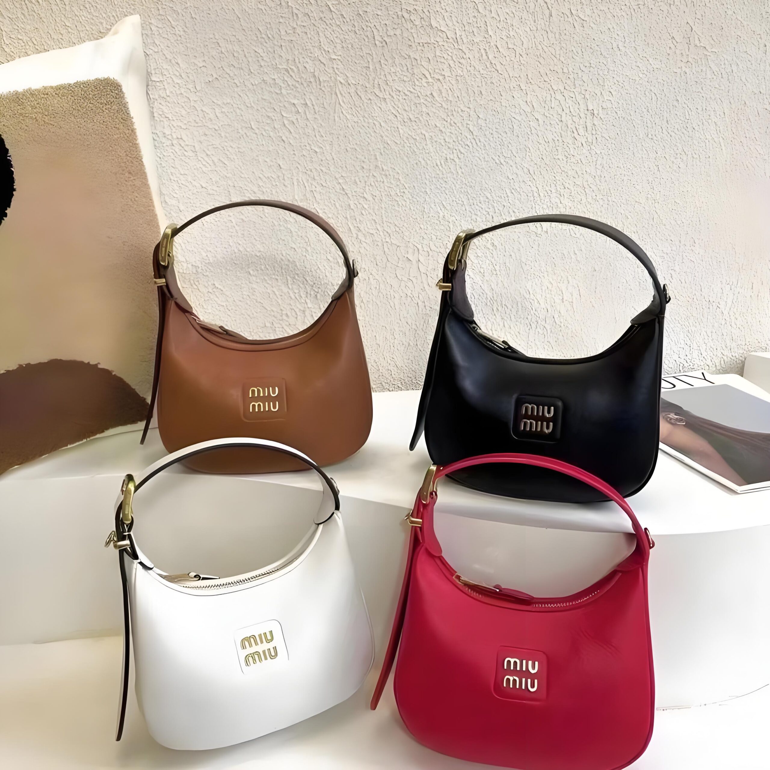 16070651227153889588101820_1 MIUMIU/ミュウミュウ レザー ホーボーバッグ - 画像 (1)