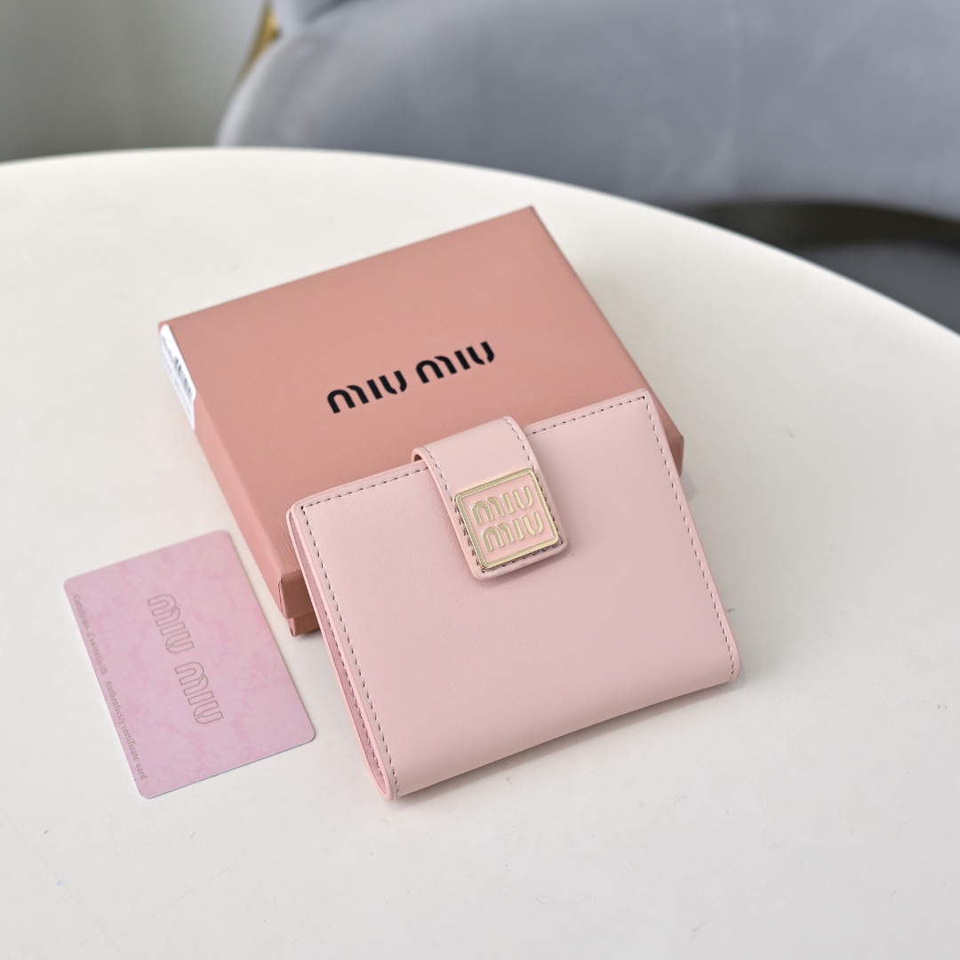 16070679728770606795091820_1 《新品》miumiu ダブルロゴ 二つ折り財布 カメオ モモ TWICE ミュウミュウ - 画像 (1)