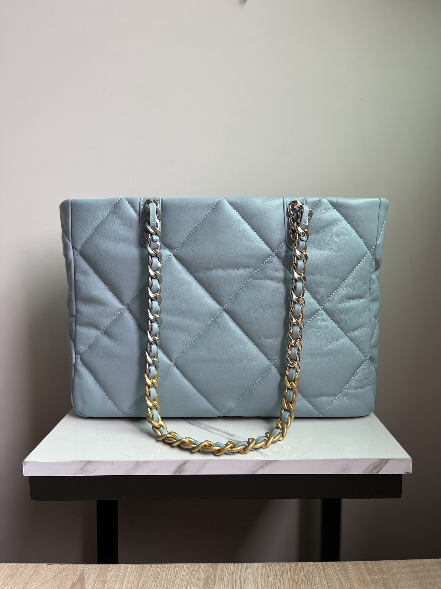 16071854974223607858221820_1 シャネル/CHANEL 19 SHOPPING BAG 33606 - 画像 (1)