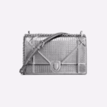 DIORAMA牛革チェーンの手でカバンを持ちます。