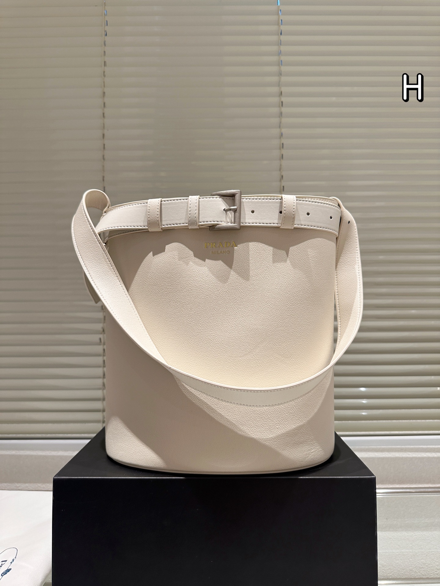 16071857035692482697351820_1 【PRADA】プラダ TOTE バケットバッグ - 画像 (1)