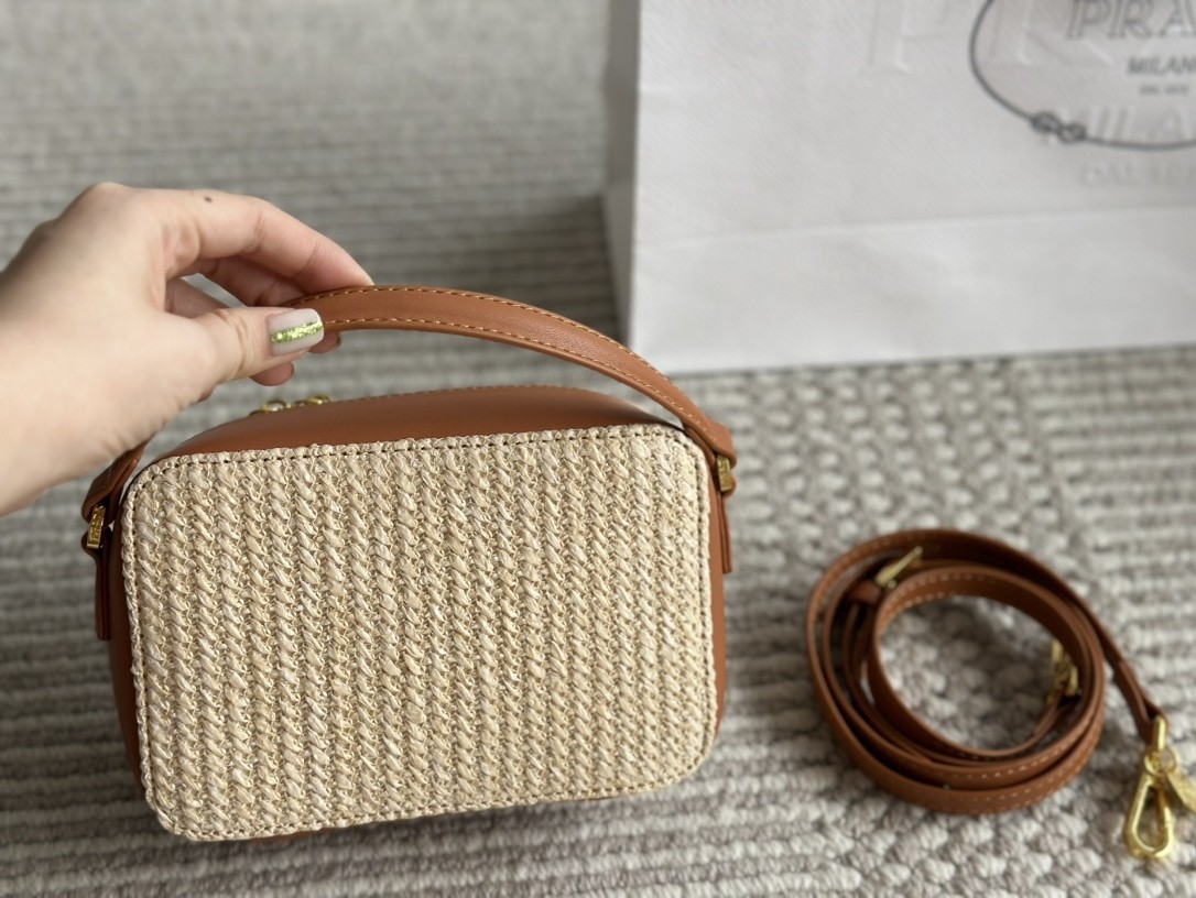 16071857035859751542501820_1 【PRADA】プラダ わら編みバッグ カメラバッグ 18*12CM - 画像 (1)