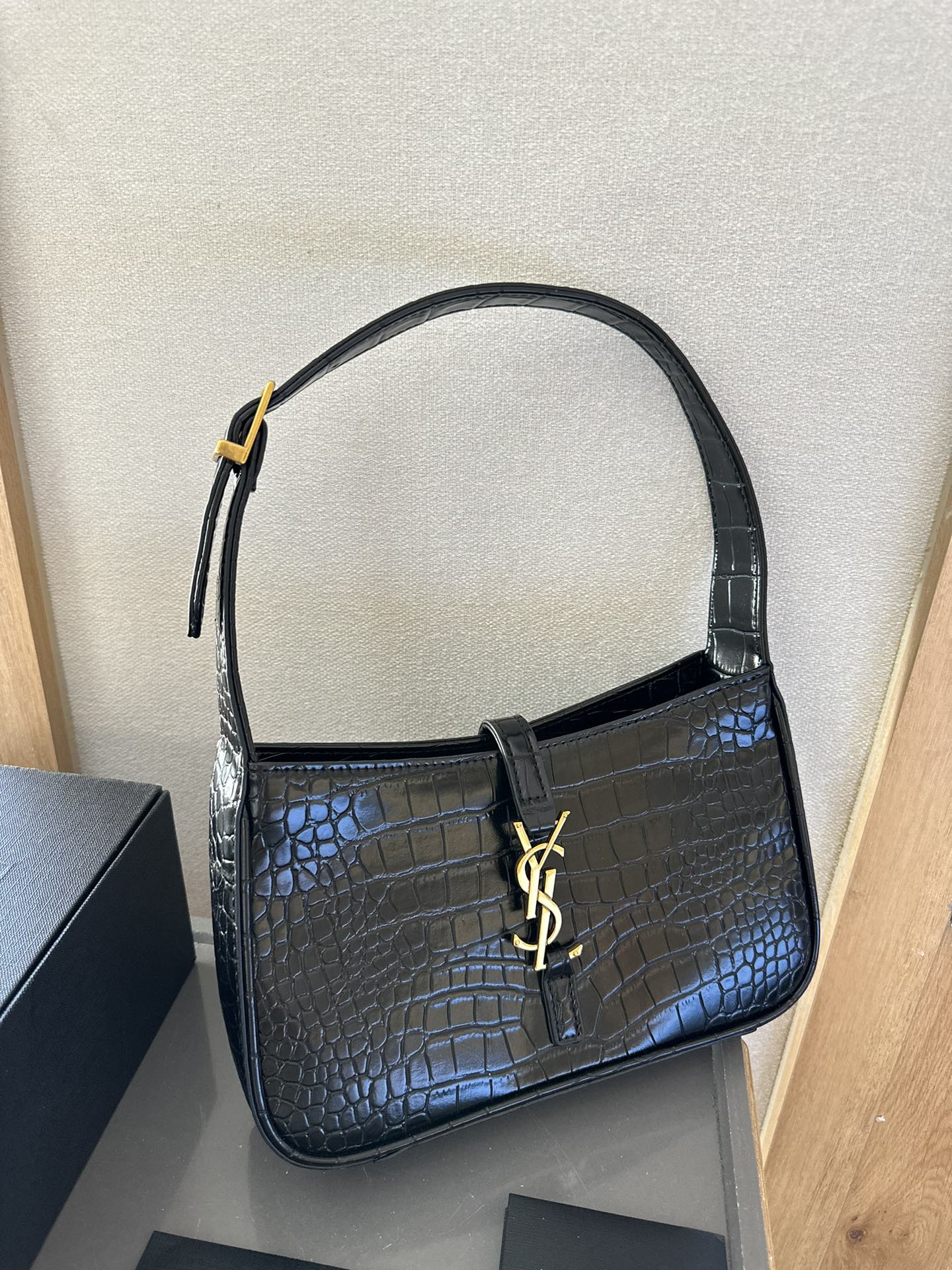 16071867766395474201321820_1 【サンローラン】【Saint Laurent】脇バッグがおしゃれでオシャレ - 画像 (1)