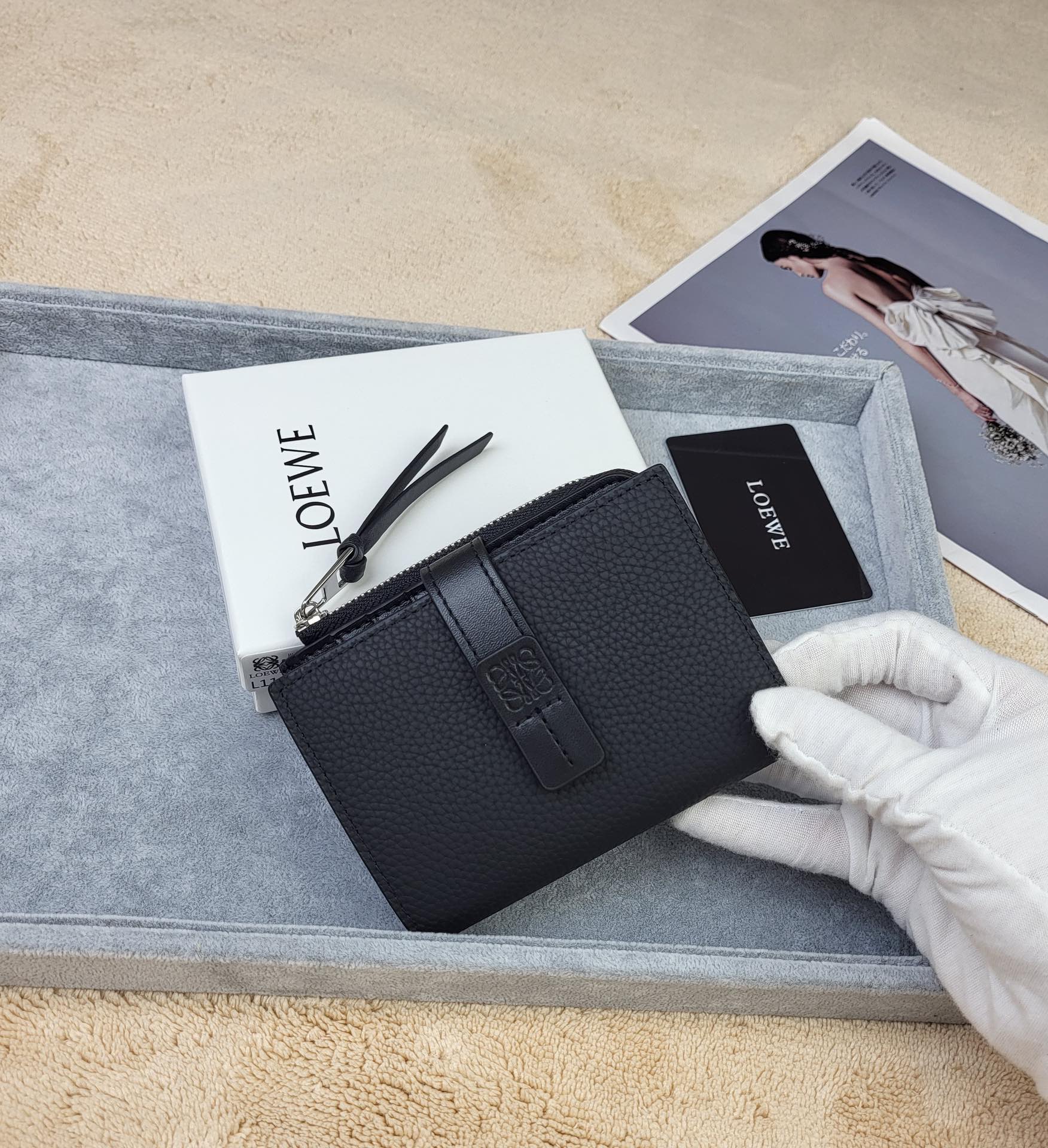 16071870297883088020981820_1 【LOEWE】新作スリムジップ二つ折り財布 Slim Zip Bifold Wallet - 画像 (1)