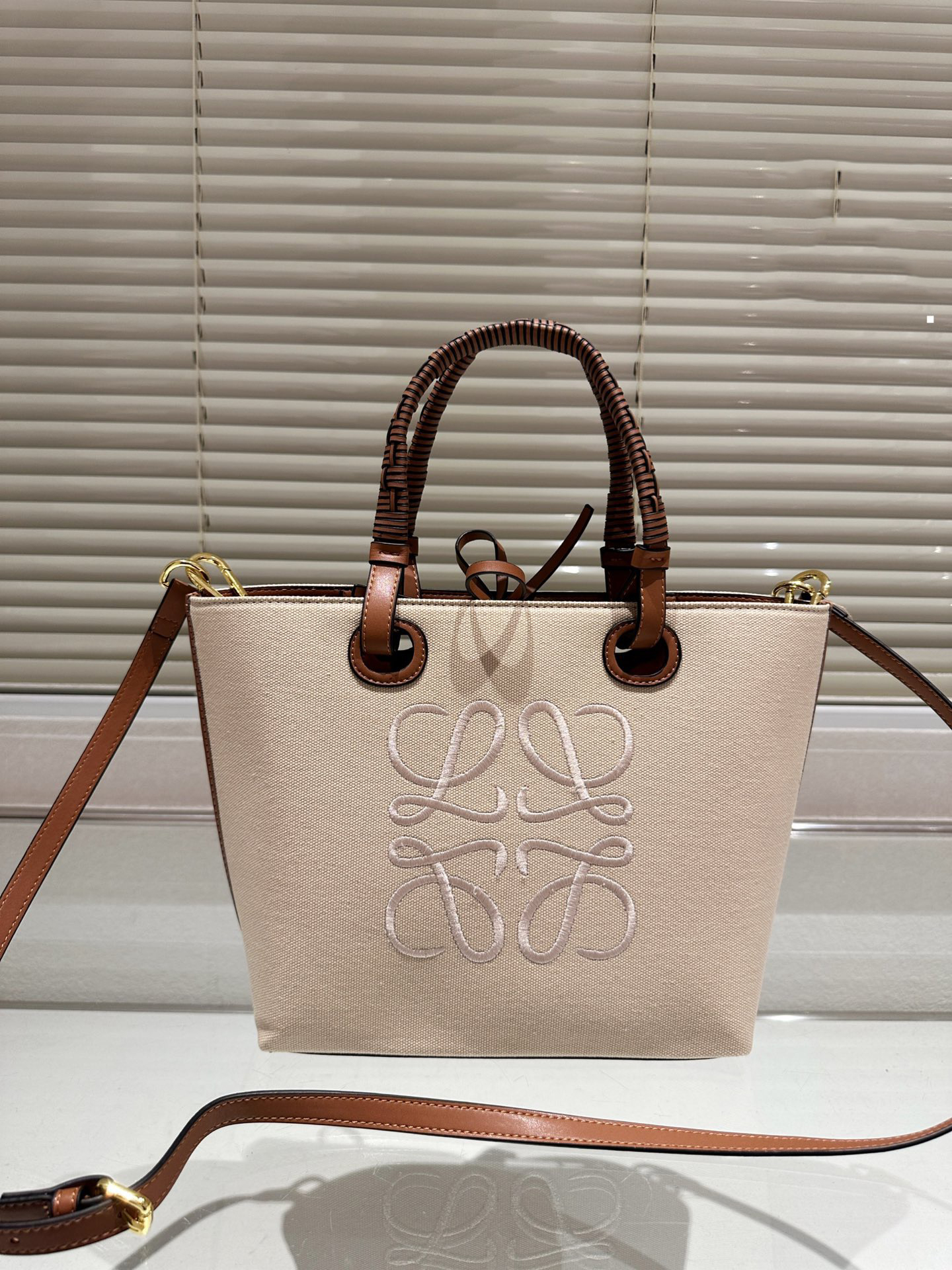 16071870298979982400081820_1 【LOEWE】ロエベ キャンバスとレザー ショッピングバッグ - 画像 (1)