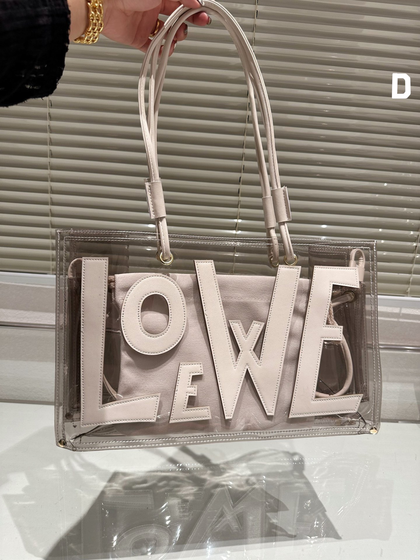 16071870299019744402291820_1 【LOEWE】ロエベ 透明なハンドバッグ ゼリーのテクスチャー - 画像 (1)