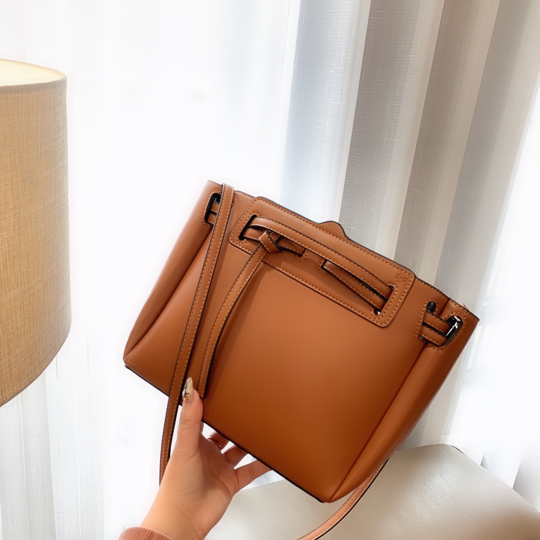 16071870299563326207371820_1 【LOEWE】ロエベ 新作トートバッグ - 画像 (1)