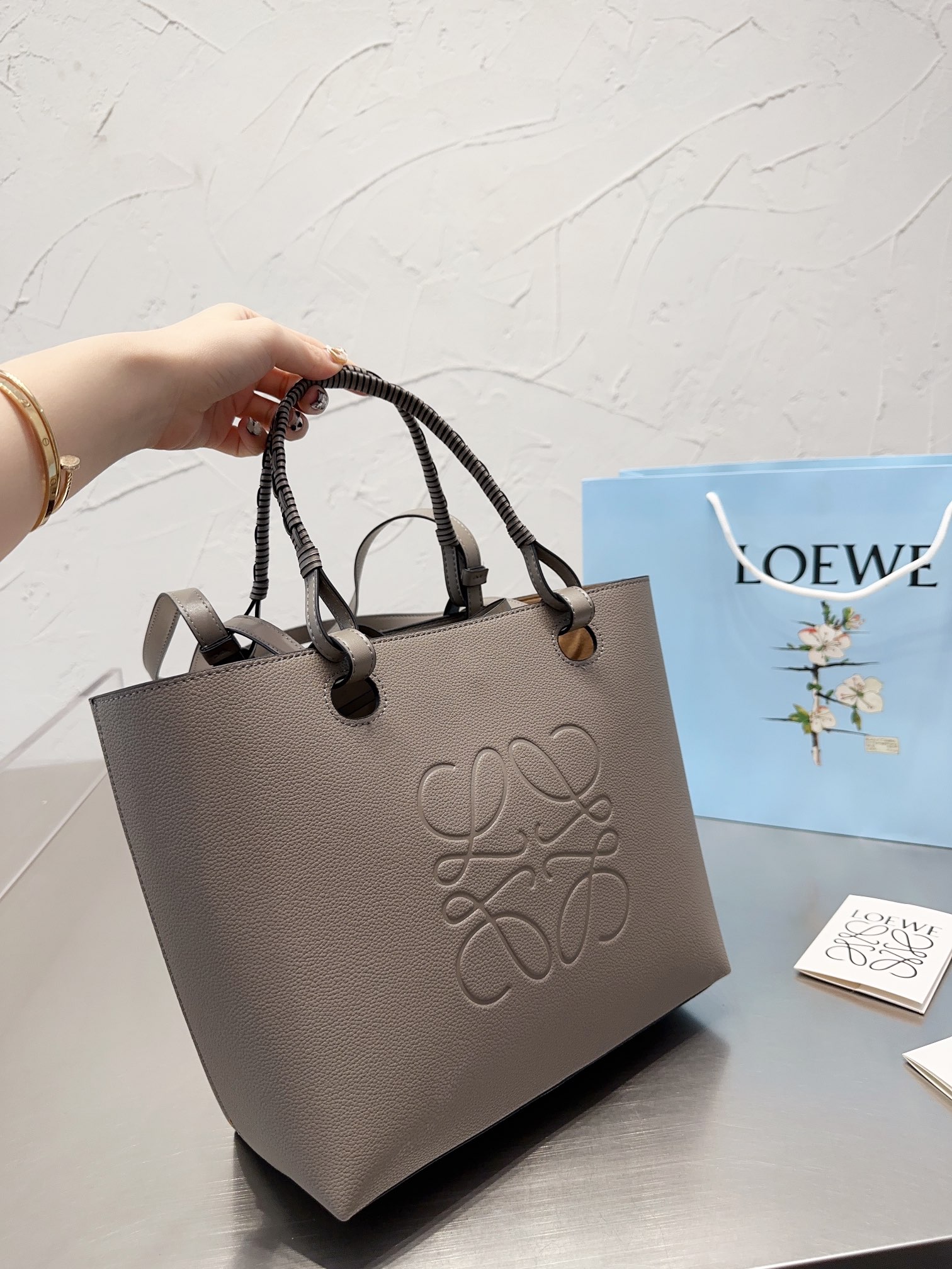 16071870299606779197341820_1 Loewe-ロエベの通勤トートバッグ! - 画像 (1)