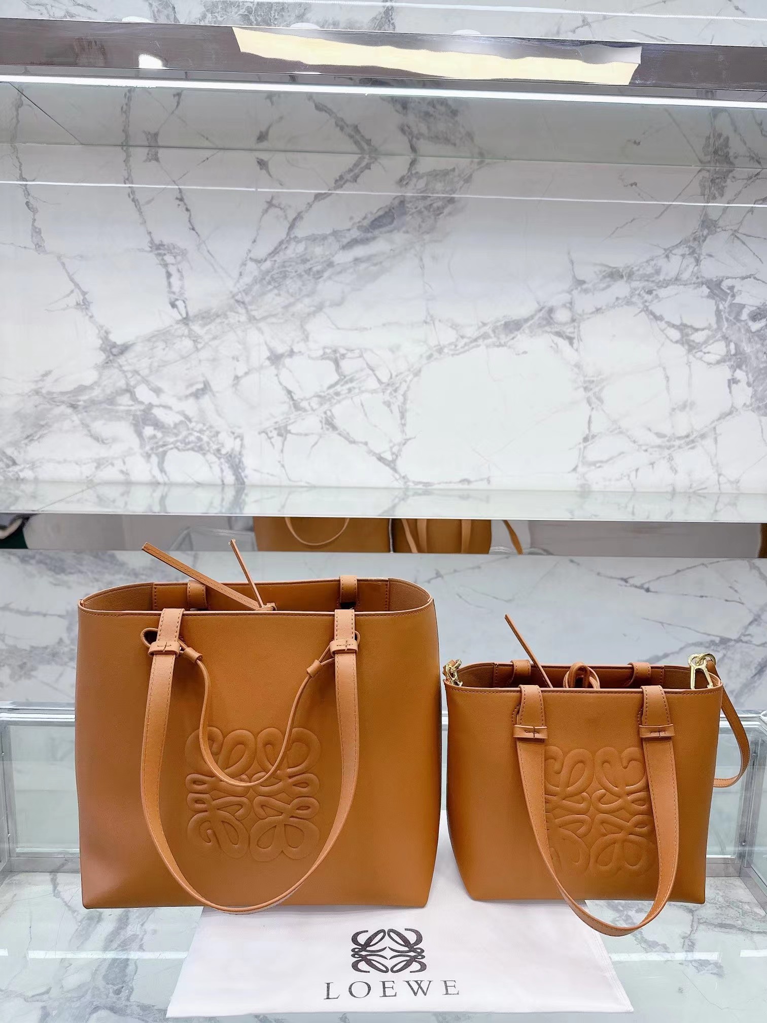 16071870299736970384551820_1 【LOEWE】ロエベ ブラウン クラシック バケット バッグ - 画像 (1)