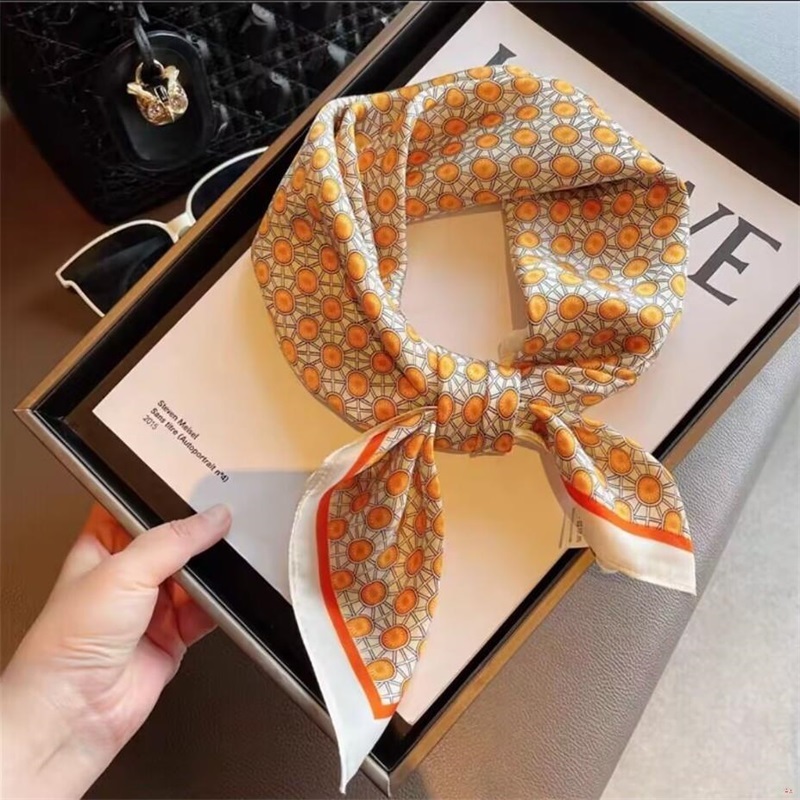 16071872471094093858121820_1 【HERMES】エルメス 薄手のスカーフ85 ss - 画像 (1)