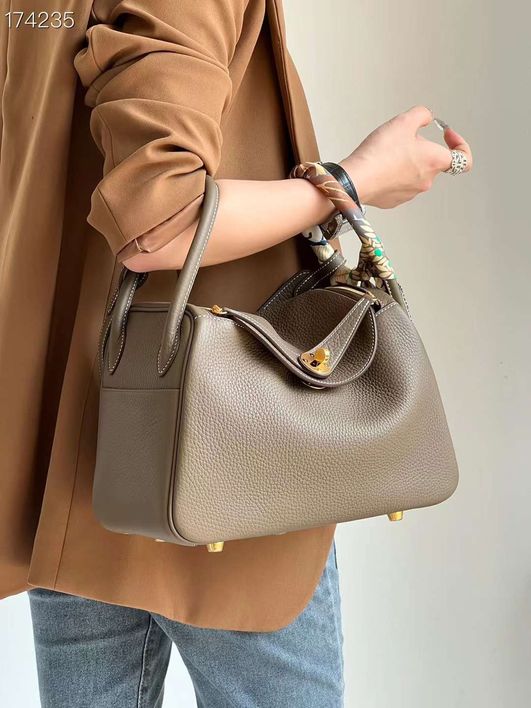 16071872475841374902531820_1 【HERMES】エルメス☆Lindy バッグ - 画像 (1)