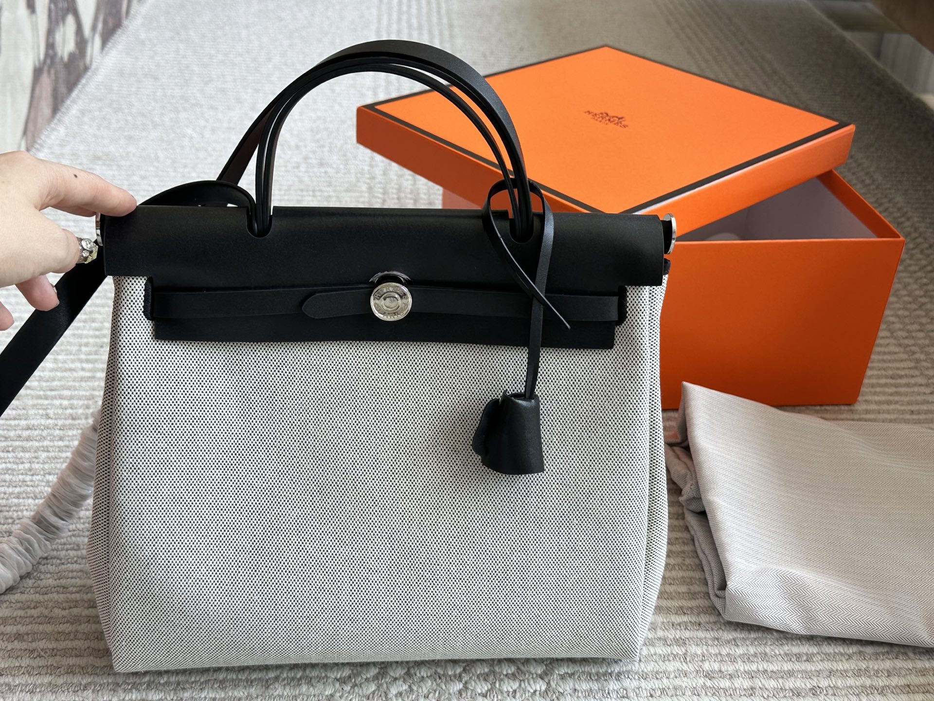 16071872481066974363531820_1 【HERMES】エルメス Herbag ジップ 31laque ハンドバッグ - 画像 (1)