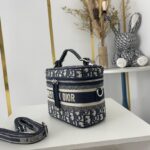 【送料無料♪】DIOR 新作刺繍ポーチDiorTravel 免税