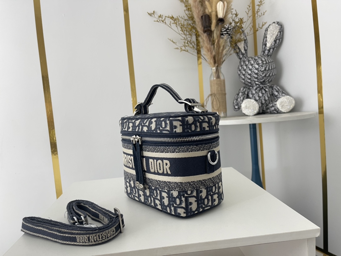 16071887220280223780021820_1 【送料無料♪】DIOR 新作刺繍ポーチDiorTravel 免税 - 画像 (1)