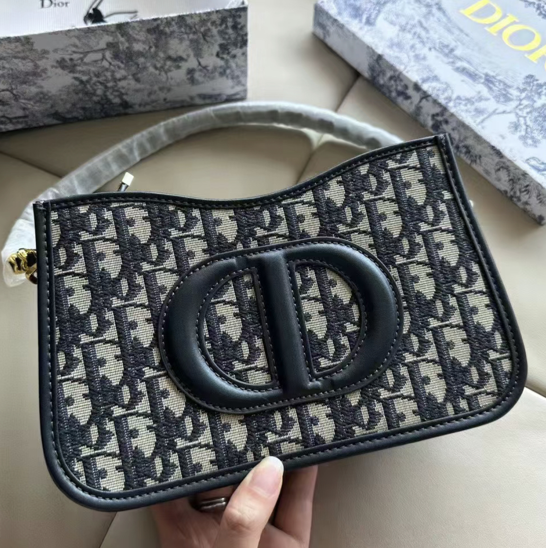 16071887221767188433561820_1 【クラシカルで上品】Dior CD Signature ホーボー ミニバッグ - 画像 (1)