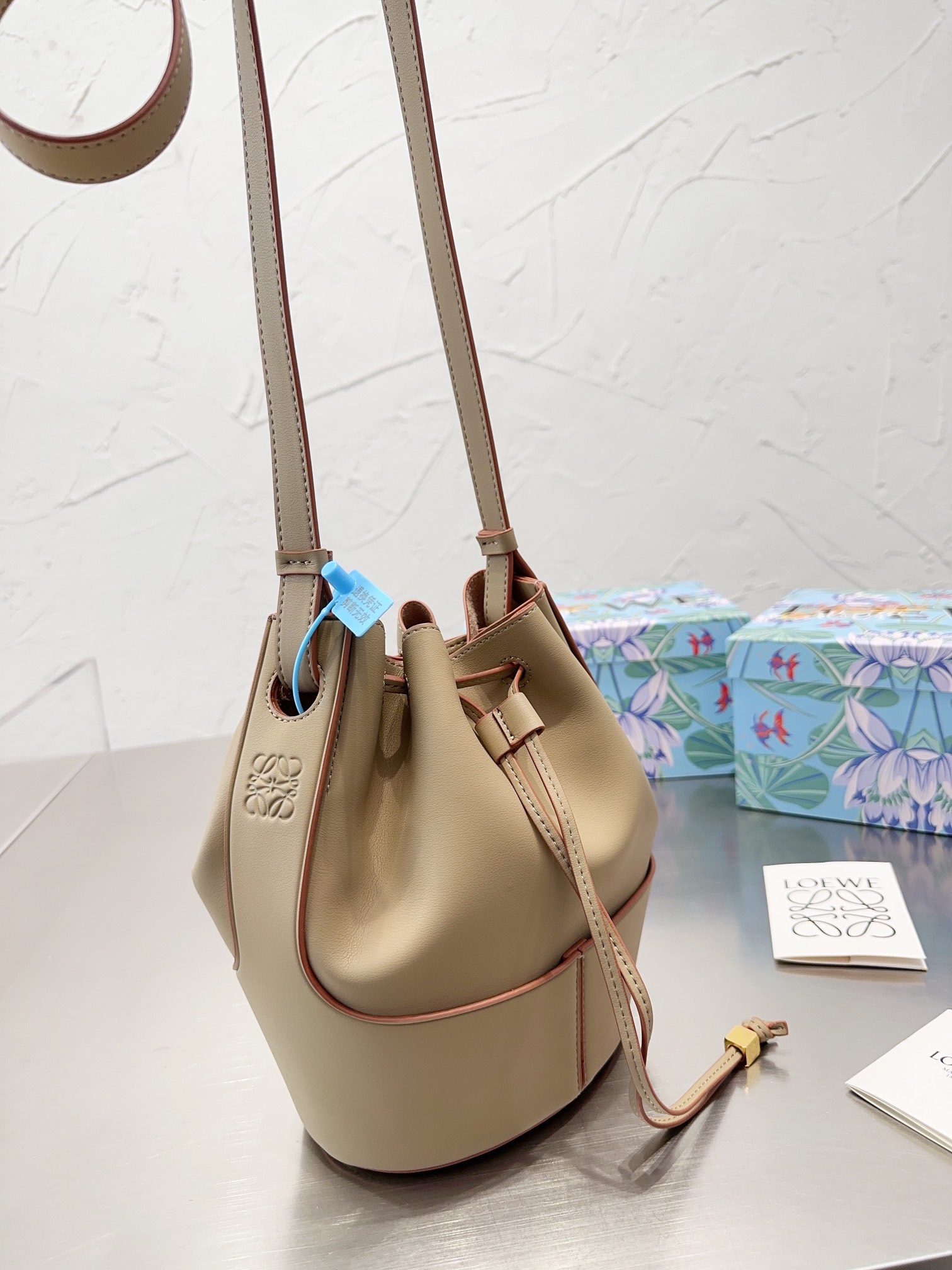 16071870297309475007471820_1 【LOEWE】ロエベ スティッチング バケット バッグ - 画像 (1)