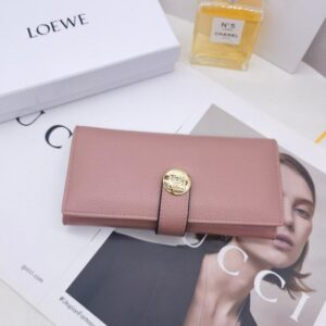 【AT10143】LOEWE（ロエベ）輸入牛革財布 - ピンク色の高級感と金属ロゴ装飾 | Loewe Madrid