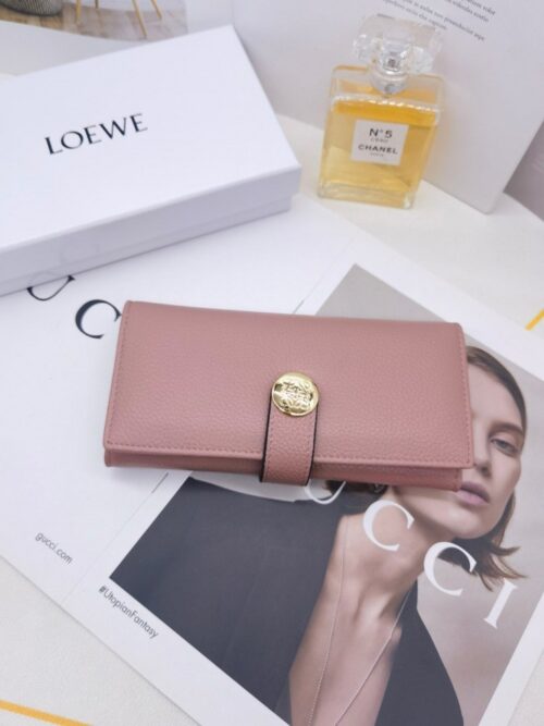 【AT10143】LOEWE（ロエベ）輸入牛革財布 - ピンク色の高級感と金属ロゴ装飾 | Loewe Madrid