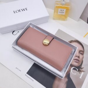 【AT10143】LOEWE（ロエベ）輸入牛革財布 - ピンク色の高級感と金属ロゴ装飾 | Loewe Madrid