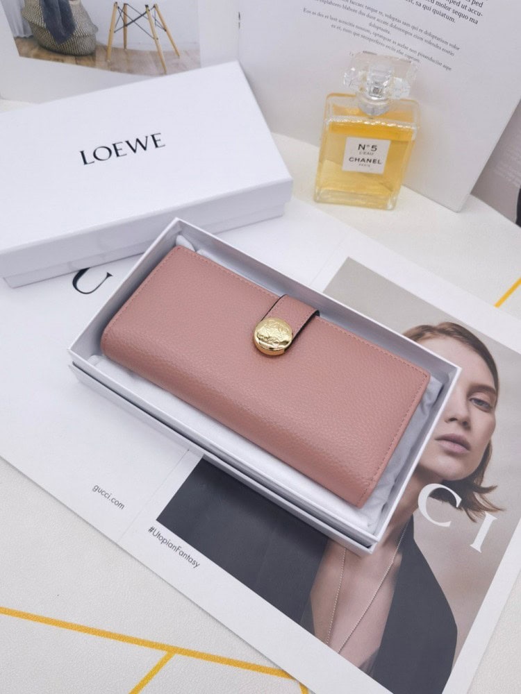 【AT10143】LOEWE（ロエベ）輸入牛革財布 - ピンク色の高級感と金属ロゴ装飾 | Loewe Madrid