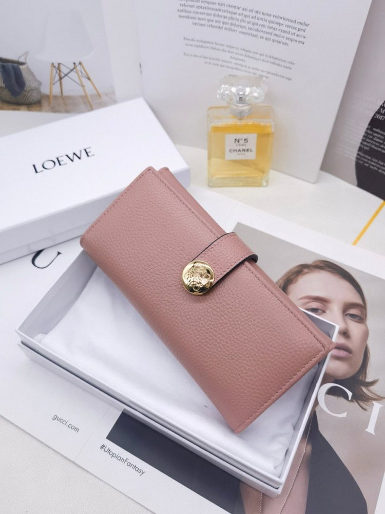 【AT10143】LOEWE（ロエベ）輸入牛革財布 - ピンク色の高級感と金属ロゴ装飾 | Loewe Madrid