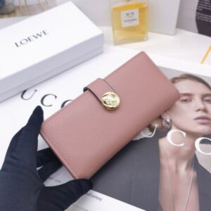 【AT10143】LOEWE（ロエベ）輸入牛革財布 - ピンク色の高級感と金属ロゴ装飾 | Loewe Madrid