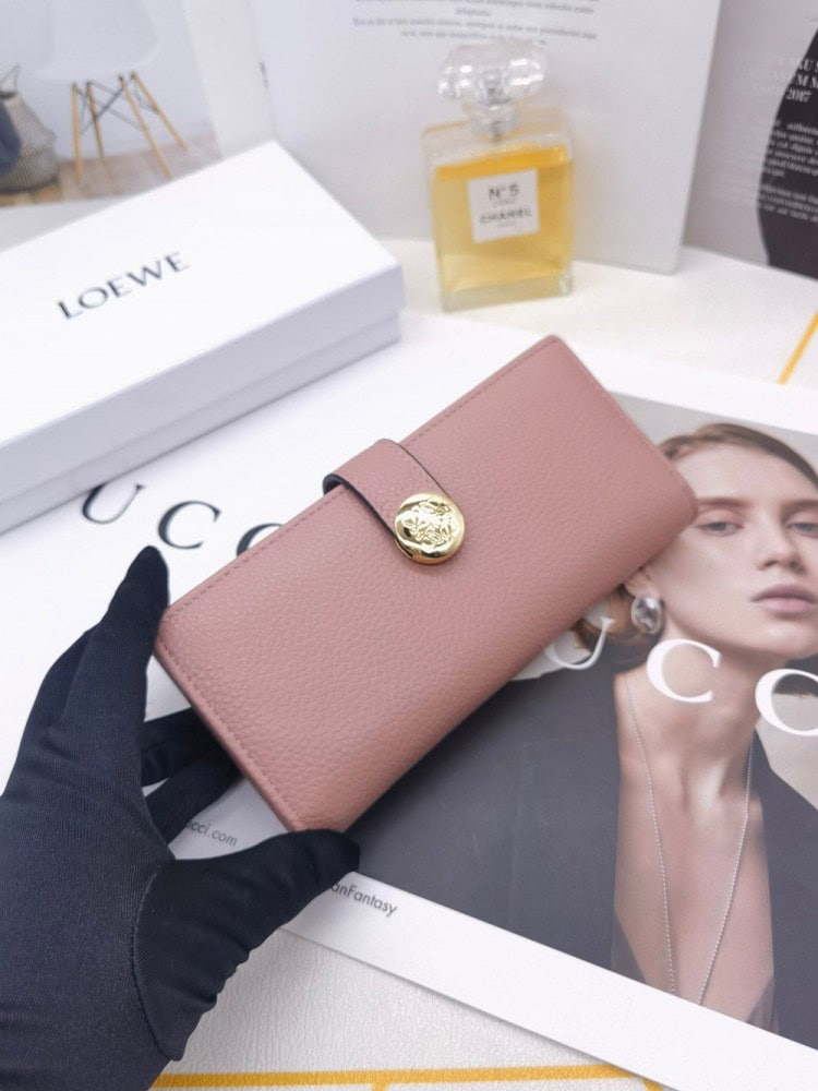 【AT10143】LOEWE（ロエベ）輸入牛革財布 - ピンク色の高級感と金属ロゴ装飾 | Loewe Madrid