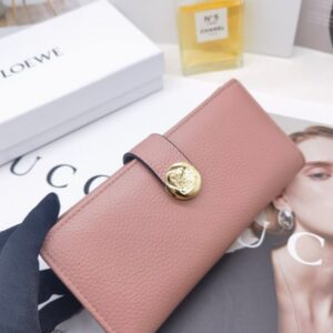 【AT10143】LOEWE（ロエベ）輸入牛革財布 - ピンク色の高級感と金属ロゴ装飾 | Loewe Madrid