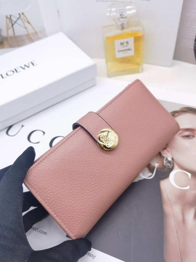 【AT10143】LOEWE（ロエベ）輸入牛革財布 - ピンク色の高級感と金属ロゴ装飾 | Loewe Madrid